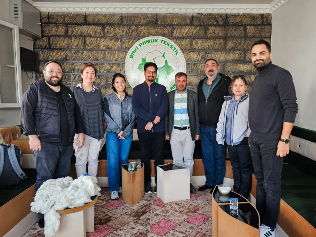 Visite de terrain auprès d’acteurs importants du secteur du coton, aux côtés de membres de l’équipe d’assurance de Textile Exchange